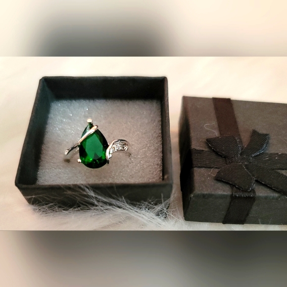 Emerald Sterling Silver Ring Size 7. BRAND NEW 💎 - Picture 2 of 3